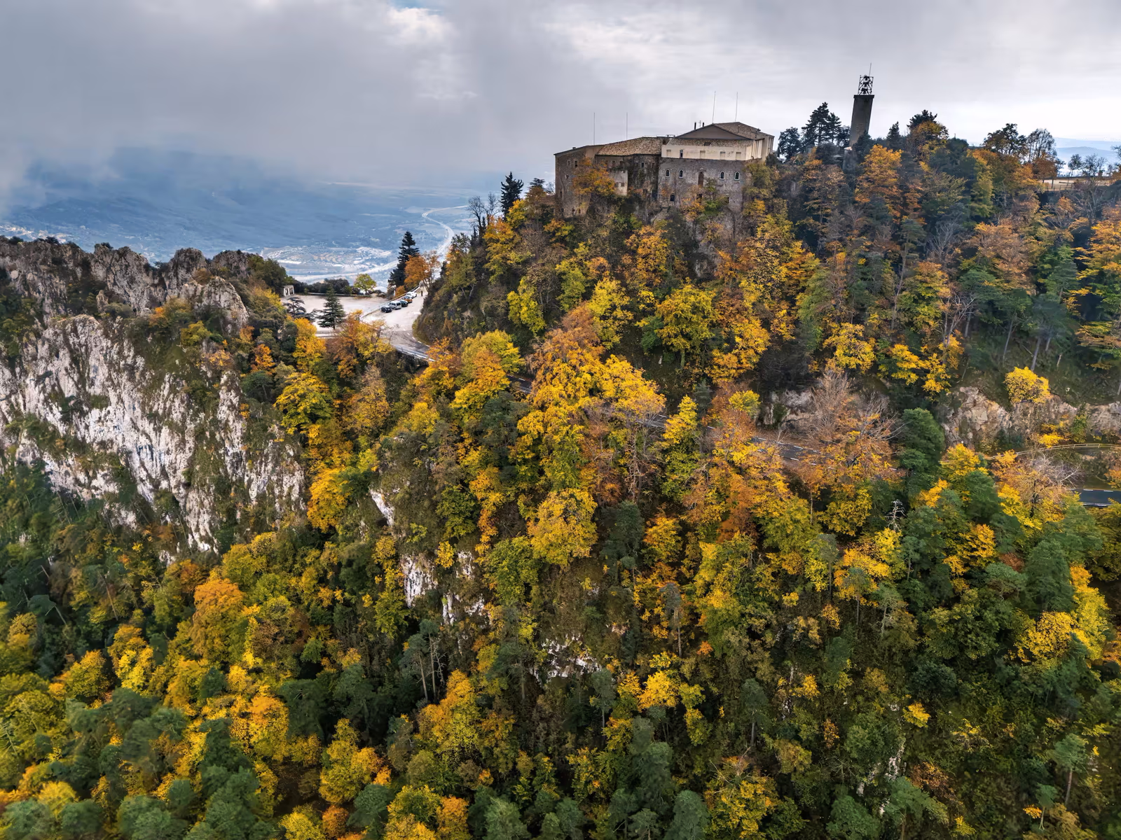 Santuari de Queralt vist des del camí, en escala de grisos