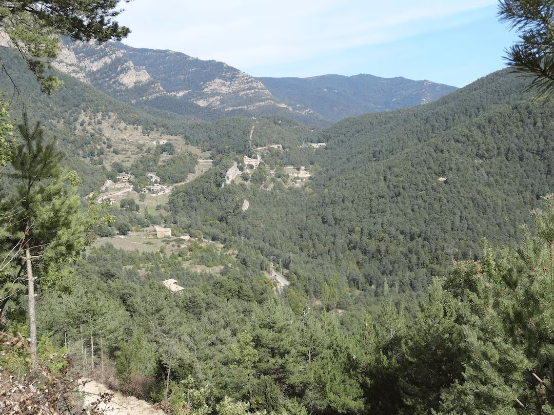 Cronoescalada al Castell de l'Areny: pujada rural entre camps i bosc cap al nucli de muntanya