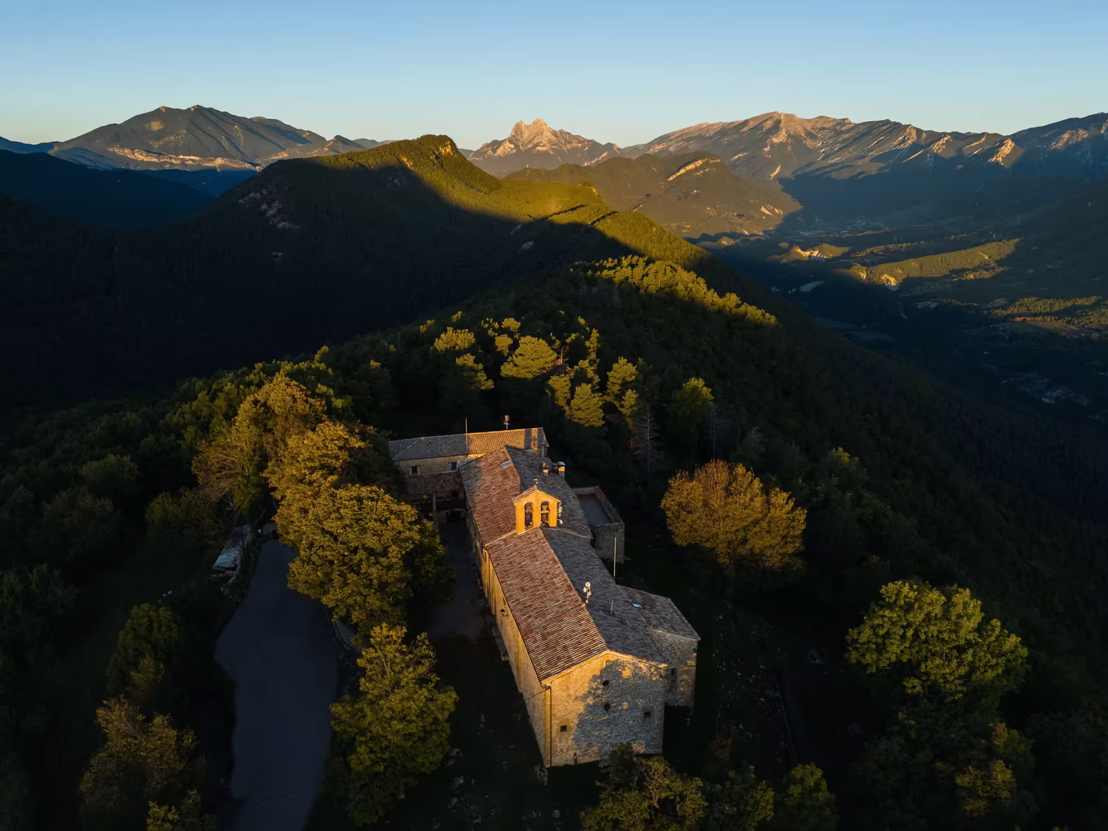 Cronoescalada a Falgars: pujada pel bosc cap al santuari amb vistes de muntanya