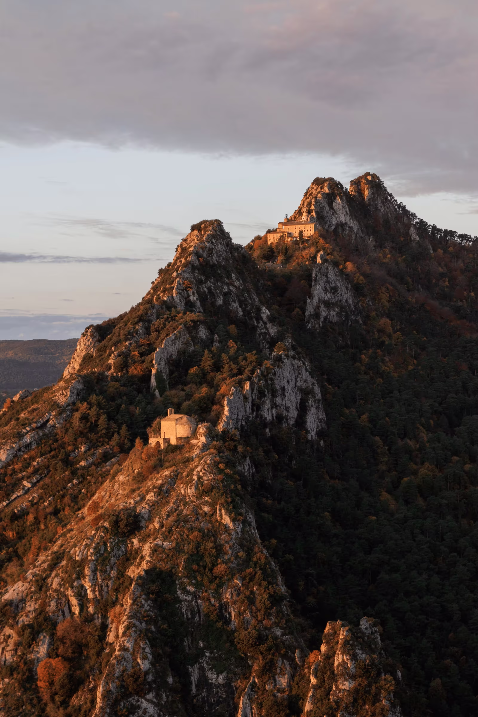 Cronoescalada a Queralt: pujada cap al santuari amb bosc i vistes sobre Berga i el Berguedà
